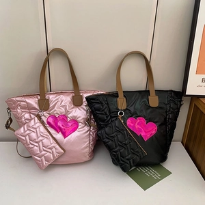 Set detallado de bolsos acolchados rosas y negros con adornos de doble corazón de firma