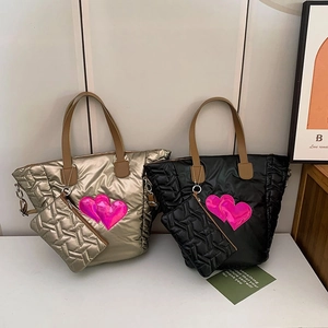 Details gesteppter Shopper in Champagner und Schwarz mit leuchtend pinken Herz-Patches