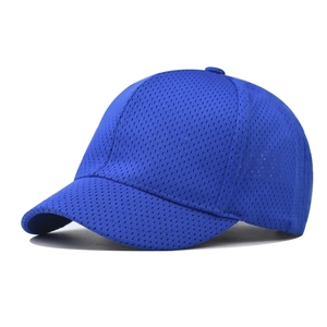 Primer plano de gorra de béisbol de malla azul con textura transpirable y visera corta