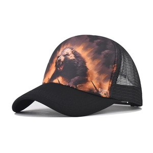 Detalle de gorra de béisbol con estampado de animal rugiendo sobre el frente marrón oscuro