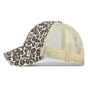 Casquette de baseball imprimé léopard avec maille beige vue de côté à 45 degrés