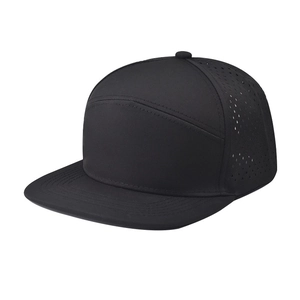 Schwarze 7-Panel Flat Brim Baseballkappe mit Laser-Belüftung auf weißem Hintergrund