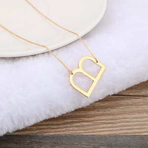 Collier minimaliste en acier inoxydable doré avec pendentif lettre B majuscule évidée