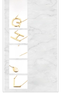 Détail de pendentifs lettres majuscules dorées F à L sur de fines chaînes maille