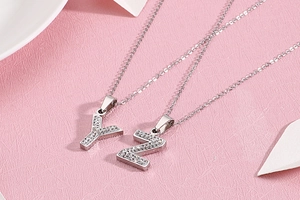 Vue macro des colliers avec pendentifs lettres Y et Z sertis de cristaux en argent