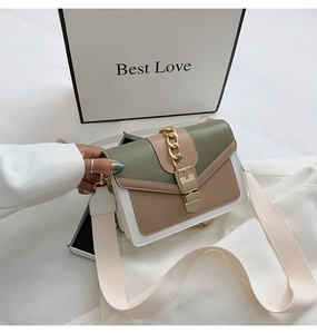Detail of tricolor leather crossbody bag with chunky gold chain and wide strap
