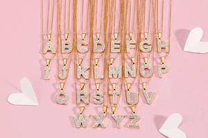 Collane con iniziali A-Z placcate in oro con zirconi incastonati su sfondo rosa