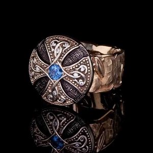 Anello con sigillo dorato vintage con zaffiro blu e incisioni a croce in stile punk