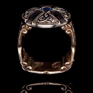 Anello stile retro punk con gemma blu intenso e dettagli floreali in rilievo