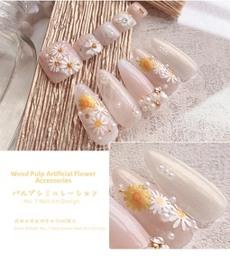 Detaillierte 3D-Gänseblümchen aus Zellstoff und Perlen für Nailart auf Marmoruntergrund