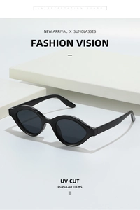 Détail de lunettes de soleil ovales noires avec protection UV sur support moderne