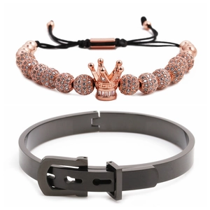 Detail von Roségold Kronen-Perlenarmband und schwarzem Gürtelschnalle-Armreif Set
