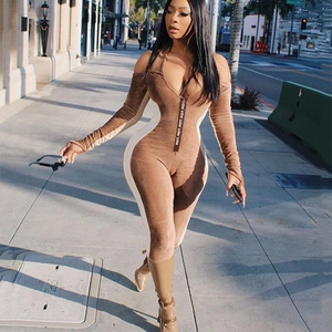 Gros plan d'une combinaison en velours avec zip gravé du texte HOT HOT HOT