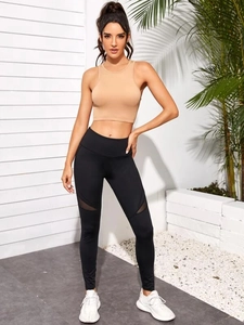 Photo de débardeur fitness beige et legging noir avec détails en mesh respirant