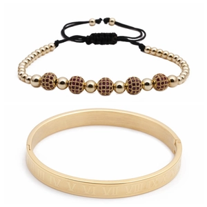 Details zum Set aus Armreif mit römischen Ziffern und rotem Perlenarmband in Gold