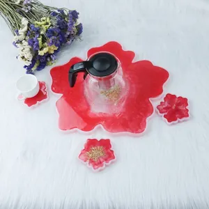 Blumenförmige rote Silikonformen-Set für Untersetzer und Anhänger auf weißem Plüschstoff