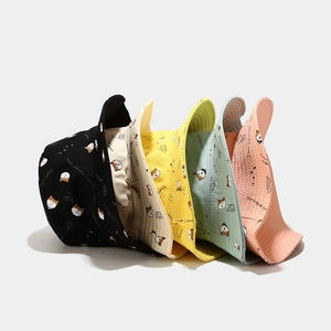 Détail de bobs en coton colorés avec des imprimés Shiba Inu et une texture de couture fine