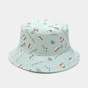 Détail d'un bob vert menthe avec imprimés Shiba Inu mignons et motifs de pattes