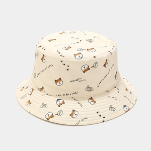 Gros plan d'un bob en coton beige avec des motifs Shiba Inu mignons et des coutures précises