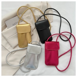 Detail van vier kleurrijke vierkante crossbodytassen in goud, zwart, zilver en roze