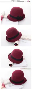Détail du chapeau cloche en laine bordeaux avec ruban noir et bordure incurvée