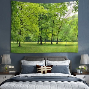 Détail d'une tapisserie de paysage forestier montrant la lumière du soleil à travers les bois