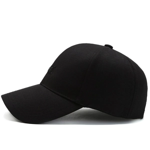 Casquette de baseball classique en coton noir avec broderie latérale vue à 45 degrés