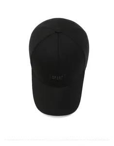 Vue de dessus d'une casquette de baseball en coton noir avec broderie SPORT rectangulaire