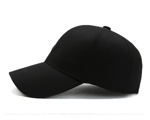 Vue latérale de la casquette de baseball noire en toile avec broderie SPORT rectangulaire