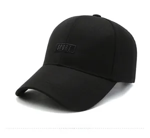 Vue latérale de casquette de baseball noire avec broderie SPORT et visière courbée