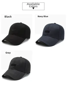 Vue détaillée des casquettes de sport en noir, bleu marine et gris avec étiquette sport