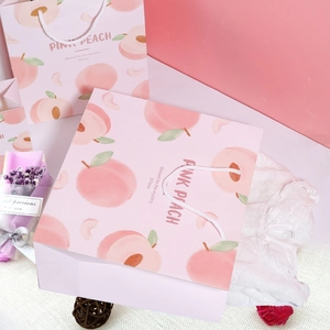 Details der rosafarbene Papiertüten mit Pfirsichmuster, weißen Griffen und Slogans
