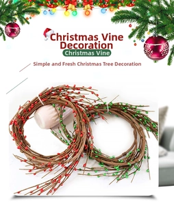 Vue détaillée de guirlandes de Noël flexibles avec des baies rouges et vertes décoratives
