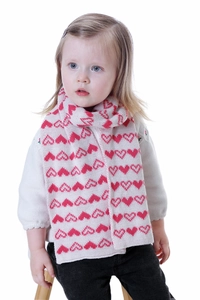 Détails du tricot de l'écharpe pour enfant crème avec motifs de cœurs rouges en jacquard