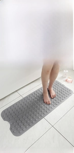 Dettaglio del tappetino da bagno grigio in PVC con trama massaggiante e antiscivolo