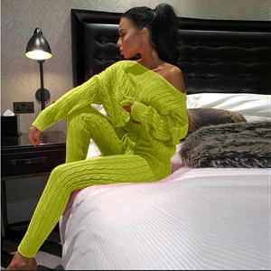 Dettaglio del completo in maglia verde neon con top senza spalline e pantaloni coordinati