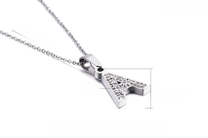 Détail du pendentif lettre A serti de zircons avec sa chaîne en acier de 450 mm