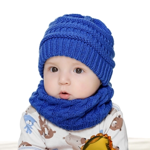 Gemütliches blaues Set aus Strickmütze und Schal für Babys von null bis zwei Jahren