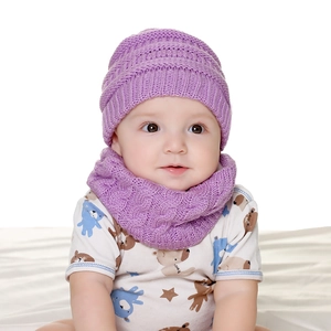 Nahaufnahme der lila Strickstruktur des warmen Baby-Wintermützen und Schal-Sets