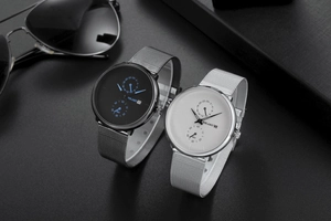 Vista detallada de relojes de negocios con correas milanesas y agujas azules