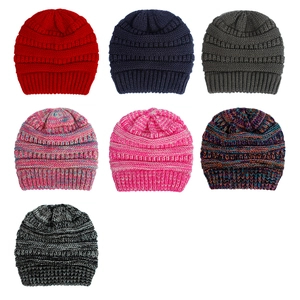 Dettaglio di sette cappelli in maglia spessa per neonati in vari colori assortiti