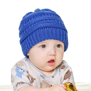Berretto neonato blu scuro in maglia con motivo a trecce classiche e bordo a costine invernali