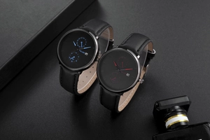 Détail de la montre à quartz avec bracelet en cuir noir, aiguilles bleues et calendrier