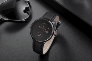 Détail de la montre YOLAKO avec affichage de la date et bracelet en cuir sur fond noir mat