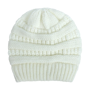 Dettaglio macro della trama in maglia grossa bianco crema sul cappello invernale neonato