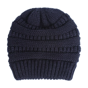 Dettaglio della trama a maglia del cappello invernale blu scuro per neonato con bordo