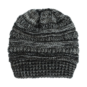 Dettaglio ravvicinato di un cappello invernale in maglia grigio scuro per neonati e bambini