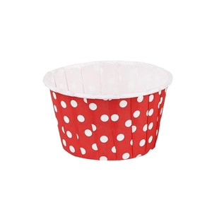 Dettaglio di pirottini di carta rossa a pois bianchi per muffin e cupcake