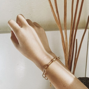 Minimalist gold paperclip chain bracelet for women in a chic Cuban link style