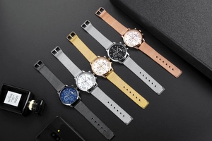 Détail de cinq montres à quartz pour hommes avec bracelets en maille et chiffres romains